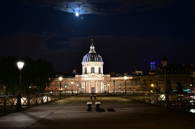 法兰西学院和巴黎艺术桥的夜晚。巴黎,法国。