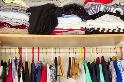 挂在衣架上作为二手衣服在跳蚤市场上展示的一组衣服