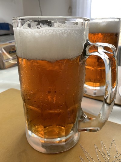 一升装冰啤酒的玻璃瓶