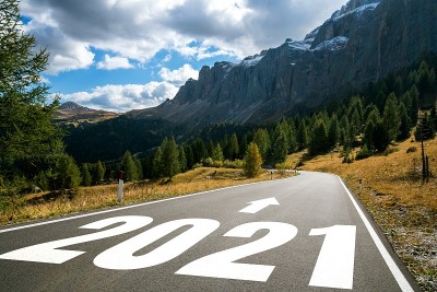 2021年新年旅行和未来愿景的概念。