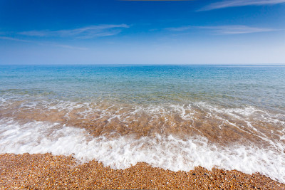 海浪拍打着海岸