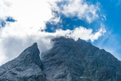 美丽的徒步旅行和攀登Zugspitze附近的埃尔瓦尔德和艾比西，德国最高的山