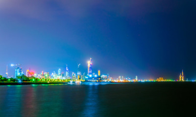 科威特夜间的天际线。