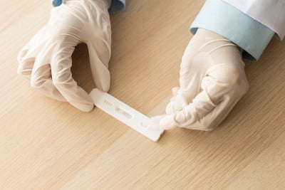 医务人员用快速抗原检测试剂盒拭子进行COVID-19检测。