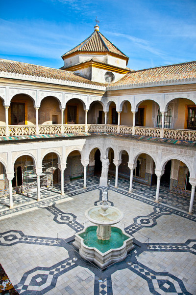 西班牙塞维利亚La Casa De Pilatos的庭院校长。