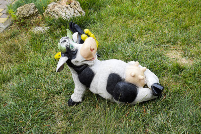 玩具牛躺在上面的乳房