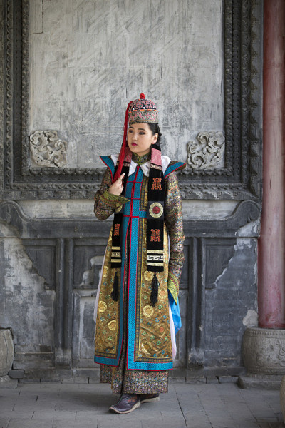 穿着传统服装的蒙古妇女