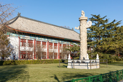 北京大学历史悠久的华表，中国建筑中的一种仪式柱。建筑遗产。