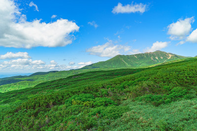 Daisetsuzan国家公园。旭峰(日本北海道最高的山)上的Antaroma山和touma山。