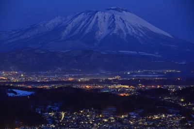 岩手火山和晚上