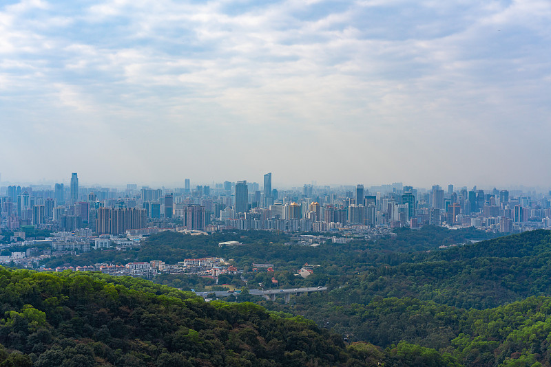 在白云山山顶拍摄广州市中心