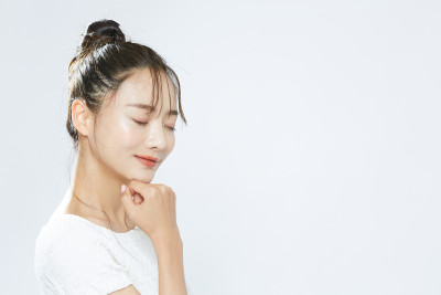 一个年轻的亚洲女人的美丽肖像与发髻