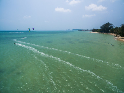 风筝在浅滩冲浪的鸟瞰图