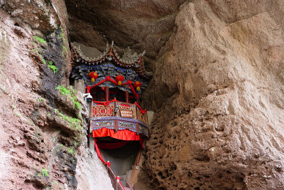 中国古代传统寺庙天水巫山水幕洞窟，中国甘肃
