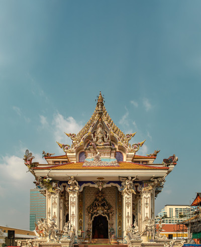 围绕着主佛寺的灰泥人物。