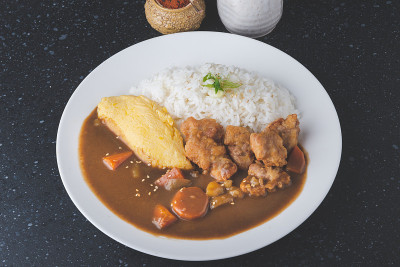 日本咖哩饭，煎蛋和炸鸡。