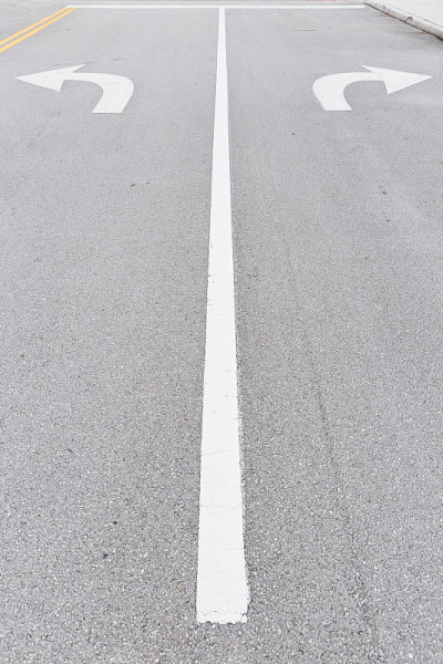 道路上的白色箭头标志作为方向限制。在有两条车道的街道上，箭头标志作为道路标志