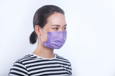 亚洲妇女戴防护口罩。关于卫生保健概念