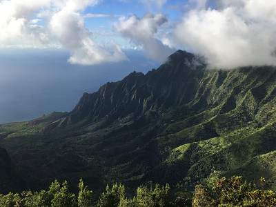 夏威夷考艾岛多云的日子里的卡拉劳山谷。