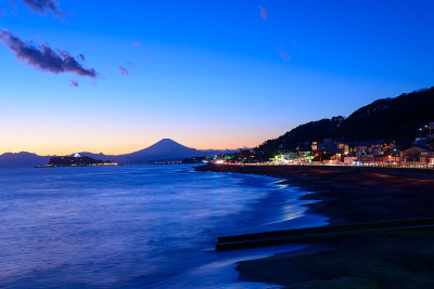 黄昏中的Enoshima和富士山