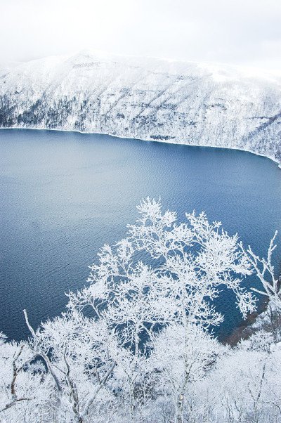 日本北海道的马淑湖和冬季的雾凇