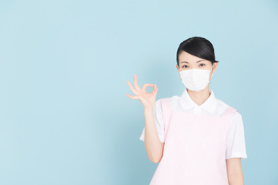 穿着围裙的女工
