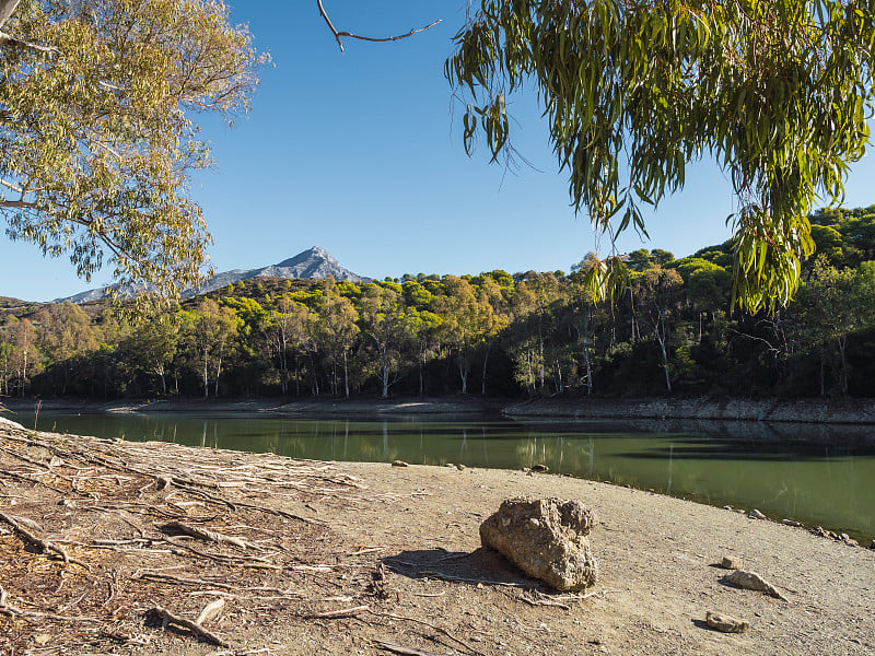 位于西班牙马贝拉(Marbella)的“龟湖”(Lago de las Tortugas)因干旱而缺