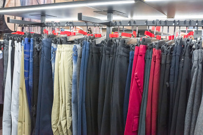 店里的衣服。购物,购物,折扣。