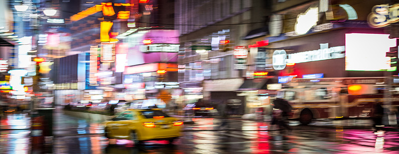 纽约时代广场雨夜