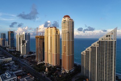 海景日落鸟瞰图。阳光群岛，迈阿密，美国。伟大的景观。假期旅行。热带旅行。