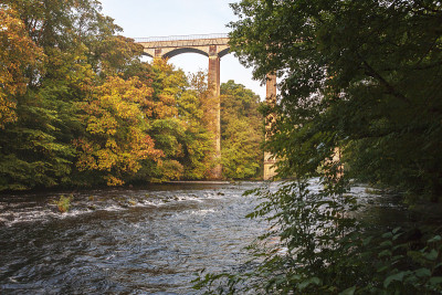 pontysllyte高架渠，载着兰戈伦运河越过威尔士雷克斯汉姆的迪河