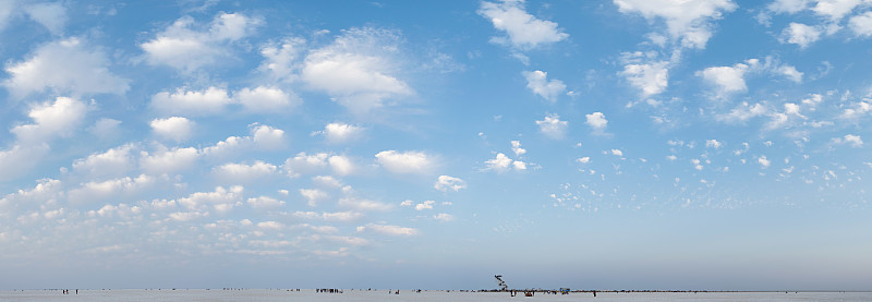 美丽的天空在库奇白色沙漠，印度