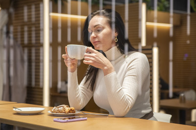 美女在咖啡厅的酒吧里喝咖啡