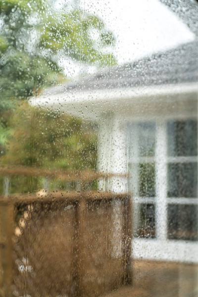 雨天的窗外