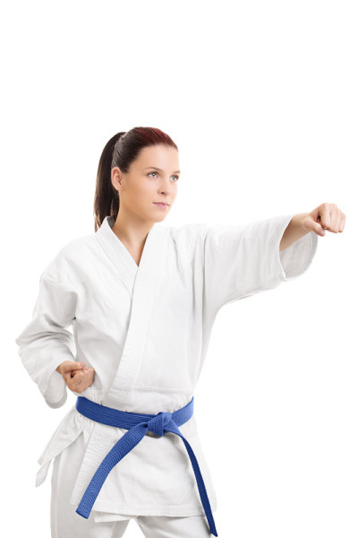 穿着和服的年轻女子出拳