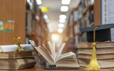 在线教育课程、E-learning课程和电子书的数字技术概念，用电脑电脑打开笔记本电脑，在模糊学校图