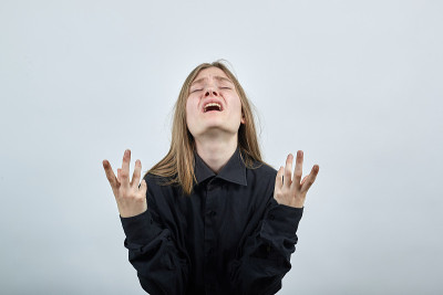 失望的年轻女子摊开双手，哭泣着。人真诚的情感。
