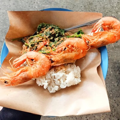 印尼菜:虾饭、蔬菜沙拉配花生酱