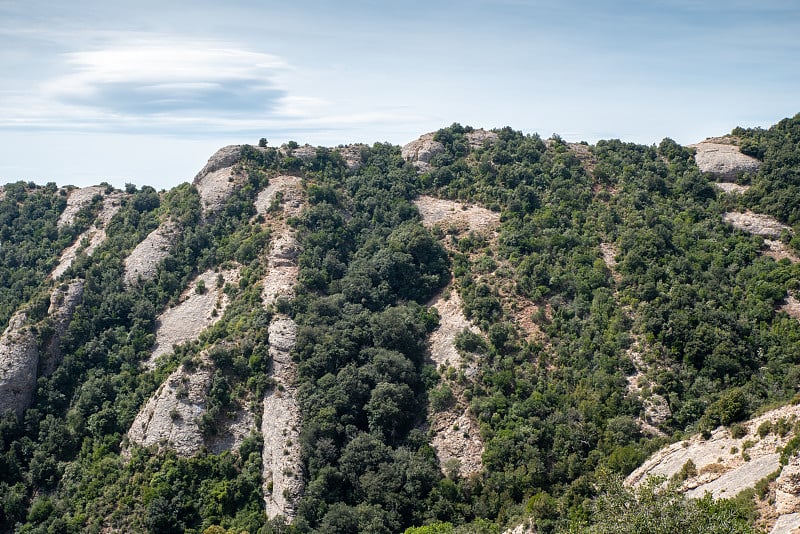 蒙特塞拉特修道院附近的山景，摄于一个阳光明媚的夏日，西班牙巴塞罗那。