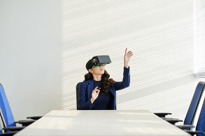 年轻设计师使用VR耳机