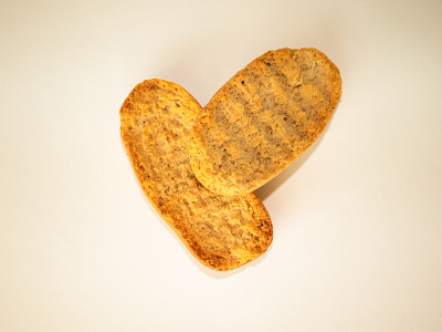 小豆蔻在白色背景上有光泽