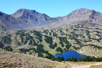 东方比利牛斯山坎普尔勒尔斯的白垩纪高峰和湖泊