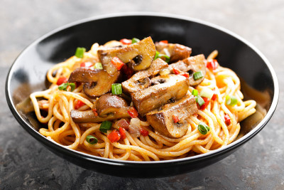 素食肉酱面配蘑菇和胡椒