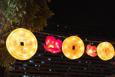为了庆祝中国新年，传统的中国街灯被做成硬币和鲜花的形状