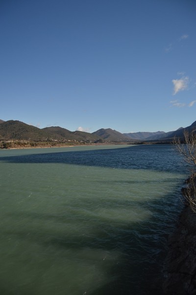在De La Peña水库的水晶蓝色的水冰川在圣玛丽亚村。
