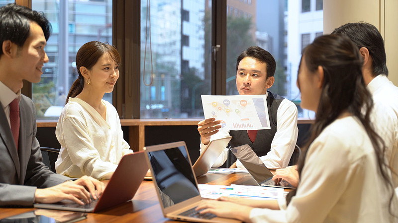 亚洲商务人士在办公室开会