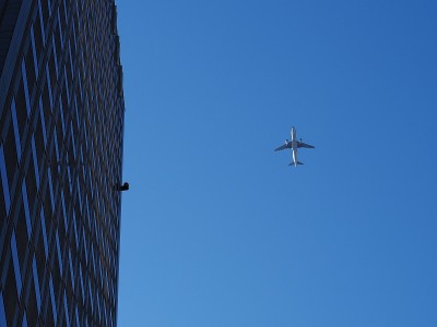 在大楼上空低空飞行的客机