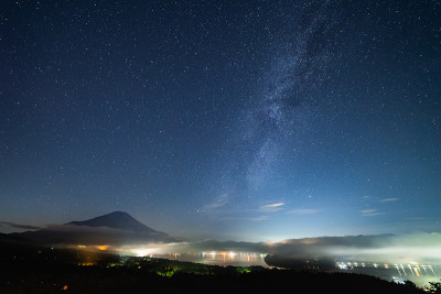 星空与山中湖的富士山