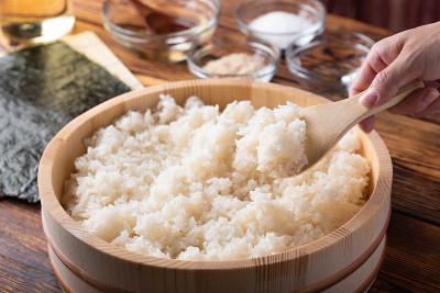 寿司饭放在木碗里，配上配料