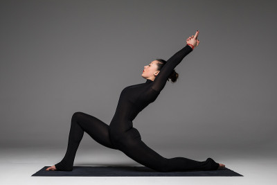 Anjaneyasana。美丽的瑜伽女人练习瑜伽姿势